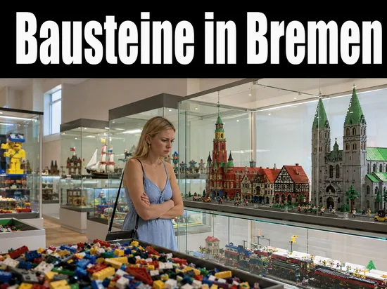 Frau in einer Ausstellung mit Vitrinen voller Klemmbausteine, Schriftzug Bausteine in Bremen