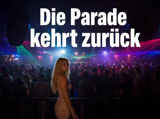 Frau am Rand einer Tanzflaeche mit Lasershow und Menge, Schriftzug Die Parade kehrt zurueck