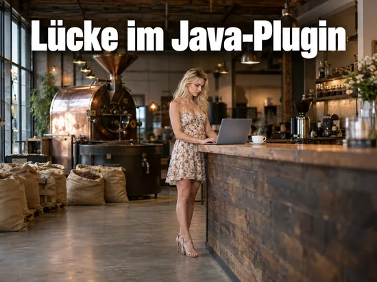 Frau arbeitet in einer Kaffeerösterei an der Theke an einem Laptop
