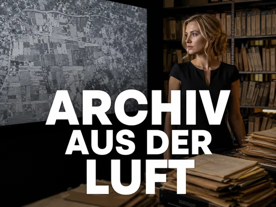 Blonde Geschäftsfrau in einem Archivraum vor einer historischen Schwarz-Weiß-Luftaufnahme als Symbol für Millionen digitalisierte Luftbilder im Internet