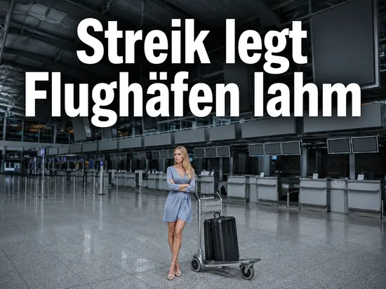 Menschenleere Abflughalle eines Flughafens mit verwaisten Check-in-Schaltern und einem Gepäckwagen