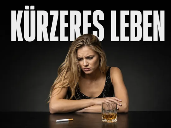 Ernste blonde Frau blickt auf Zigarette und Glas, Symbolbild kuerzere Lebenserwartung durch riskanten Lebensstil