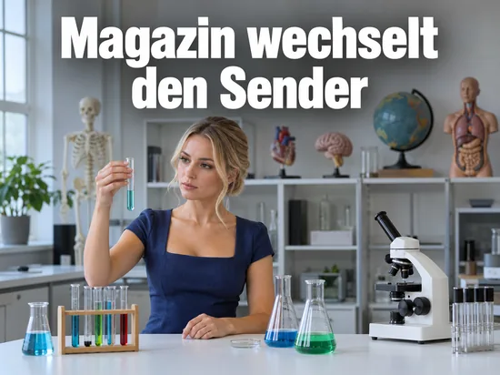 Frau hält im Labor ein Reagenzglas hoch, daneben Mikroskop und Glaskolben