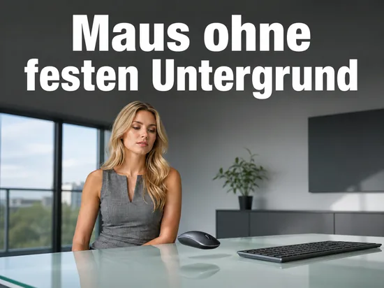 Frau am Glastisch mit einer kabellosen Maus und Tastatur