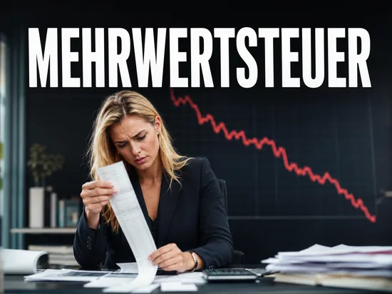 Besorgte blonde Geschaeftsfrau prueft langen Kassenbon vor fallendem rotem Wirtschaftsdiagramm, Symbolbild Mehrwertsteuererhoehung belastet die Wirtschaft