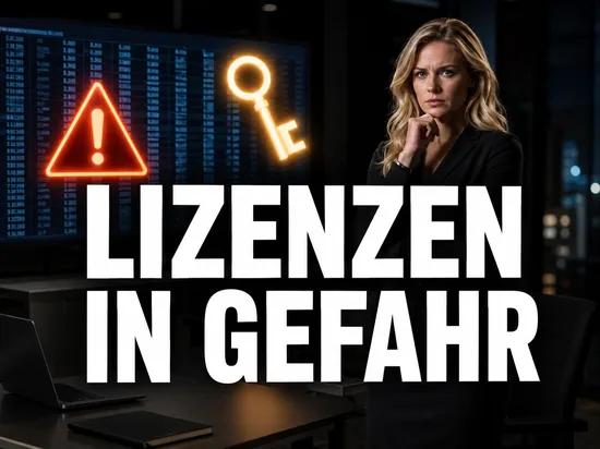 Besorgte blonde Geschäftsfrau vor einem Monitor mit Zahlenkolonnen, leuchtendem Schlüssel-Symbol und Warndreieck als Symbol für gefährdete Software-Lizenzen