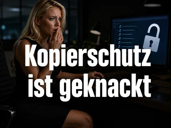 Alarmierte Geschaeftsfrau vor einem Monitor mit Musikdateien und aufgebrochenem Vorhaengeschloss als Symbol fuer einen geknackten Kopierschutz