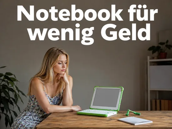 Einfaches robustes Notebook auf einem Holztisch als Symbol fuer einen guenstigen Computer fuer Schulen