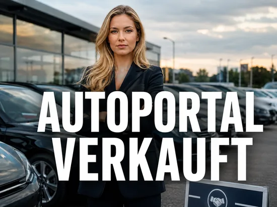 Geschäftsfrau vor einer Reihe geparkter Gebrauchtwagen auf einem Autohof, Symbolbild für den millionenschweren Verkauf des Online-Autoportals Mobile.de an eBay