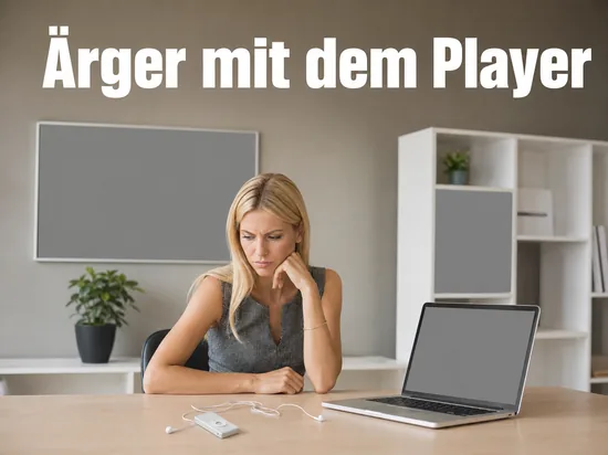 Blonde Frau am Schreibtisch blickt auf einen kleinen MP3-Player mit Ohrhörern, daneben ein Laptop mit leerem Bildschirm