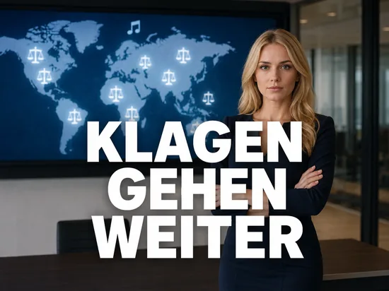 Blonde Geschäftsfrau vor einem Bildschirm mit Weltkarte, Justizwaagen und Musiknote als Symbol für internationale Klagen gegen Tauschbörsen-Nutzer