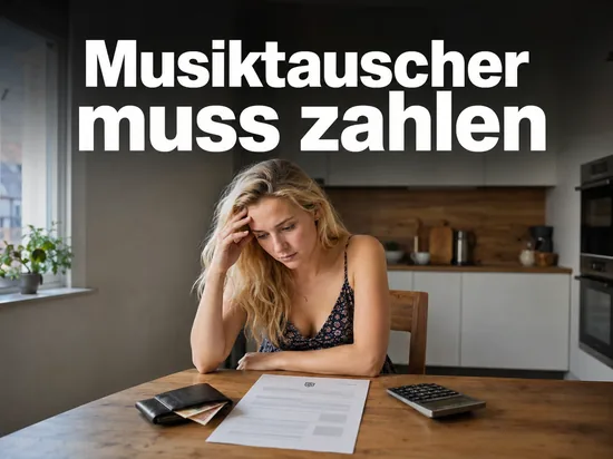 Frau am Kuechentisch mit Gerichtsschreiben und Geldboerse: Musiktauscher muss Schadensersatz zahlen