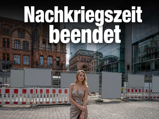 Frau steht auf einem Platz vor Altbauten und modernen Glasfassaden