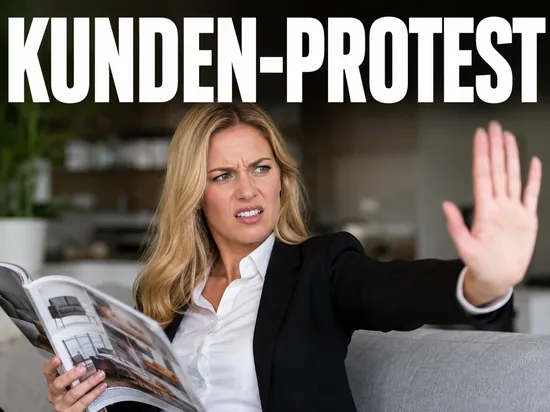 Empoerte blonde Frau mit aufgeschlagenem Versandhaus-Katalog und abwehrender Handbewegung, Symbolbild empoerte Kunden lehnen ein Produktangebot ab
