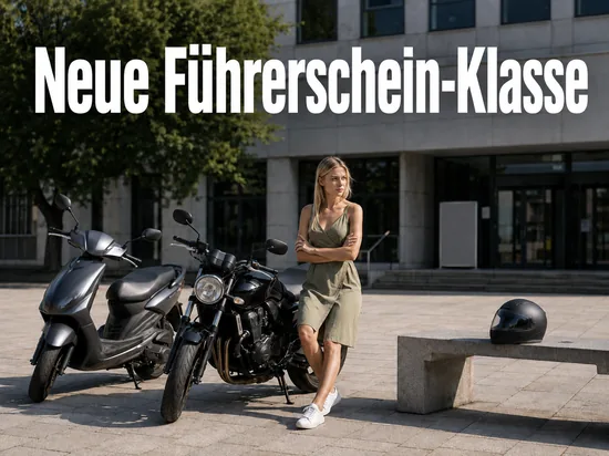 Motorroller und Motorrad auf einem Platz vor einem Verwaltungsgebäude