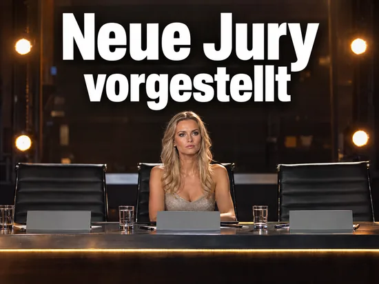 Frau am leeren Jurytisch einer Castingshow mit leeren Namensschildern