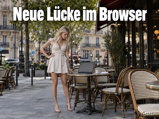 Frau blickt in einem Pariser Straßencafé auf einen aufgeklappten Laptop