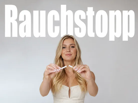 Junge blonde Frau zerbricht entschlossen eine Zigarette als Symbol fuer den Rauchstopp