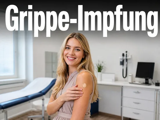 Junge blonde Frau zeigt laechelnd ein Pflaster am Oberarm nach einer Grippeimpfung