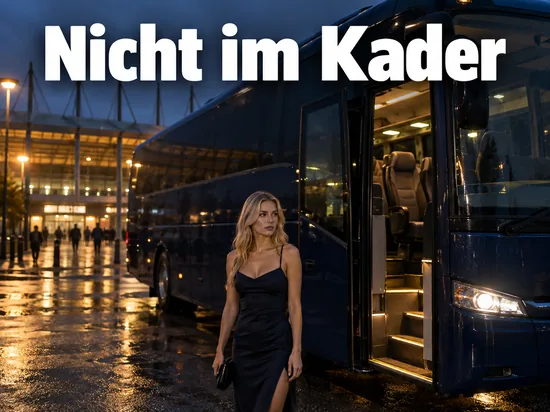 Mannschaftsbus mit offener Tür am Abend vor einem Stadion