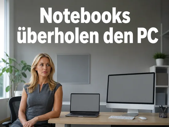 Frau am Schreibtisch mit Notebook und Desktop-Rechner
