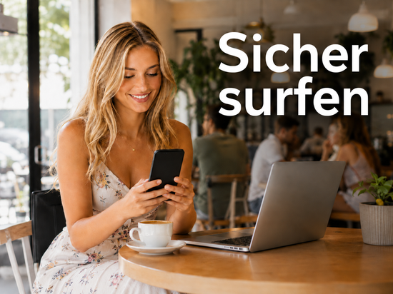 Blonde Frau im Kleid nutzt im Café sicher das öffentliche WLAN auf ihrem Smartphone, Symbol für sicheres Surfen in offenen Netzen unterwegs.