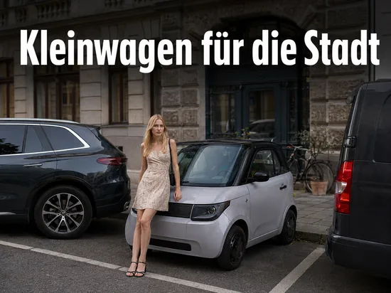 Kleines Elektro-Stadtauto in einer engen Parklücke einer Innenstadtstraße