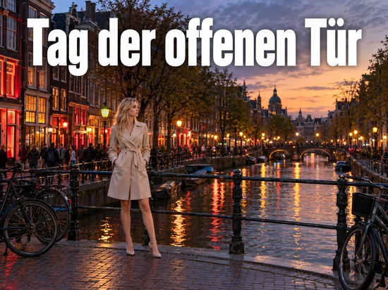 Frau im Trenchcoat steht in der Abenddämmerung auf einer Brücke an einer Amsterdamer Gracht mit rot beleuchteten Häusern