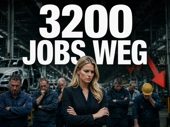 Autokonzern will nach Streik 3.200 Stellen streichen, besorgte Geschäftsfrau und Arbeiter vor einem Automobilwerk