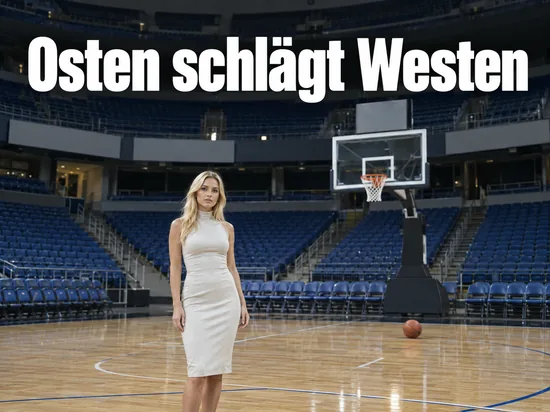Leere Basketballhalle mit Korb und Ball, eine Frau steht auf dem Spielfeld