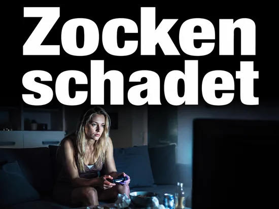 Junge blonde Frau spielt angespannt mit einem Controller im dunklen Wohnzimmer als Symbol fuer zu langes Computerspielen