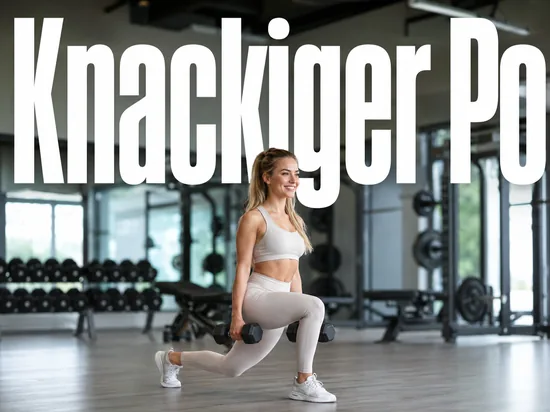 Junge blonde Frau in Sportkleidung macht Fitnessuebungen im Studio als Symbol fuer einen knackigen Po