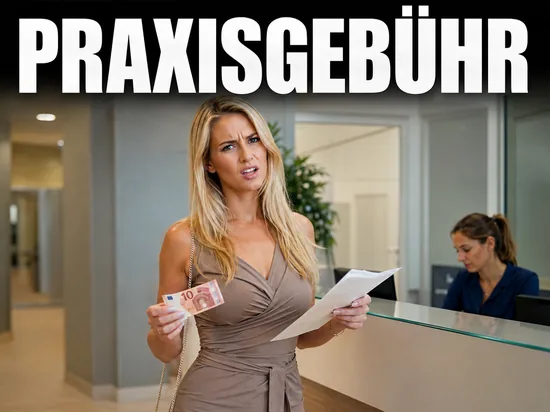 Blonde Frau haelt Geldschein und Formular in einer Arztpraxis, Symbolbild Praxisgebuehr