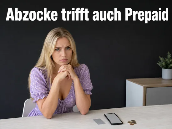 Frau am Tisch mit Smartphone, Prepaid-Karte und Münzen