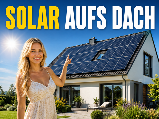 Frau zeigt auf Solarmodule auf einem Hausdach, Schriftzug Solar aufs Dach