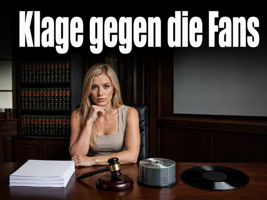 Frau am Schreibtisch eines Anwaltsbüros mit Aktenstapel, Richterhammer, CD-Rohlingen und Schallplatte, Schriftzug Klage gegen die Fans