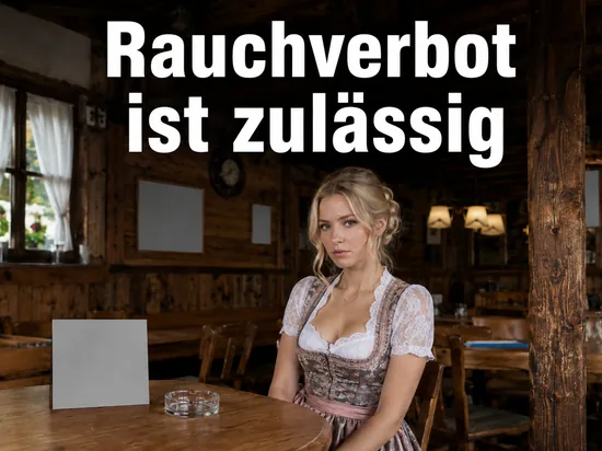 Bayerische Wirtsstube mit leerem Aschenbecher und Hinweisschild