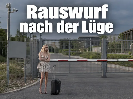 Frau mit Koffer vor dem geschlossenen Tor eines abgesperrten Gelaendes