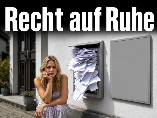 Ueberfuellter Hausbriefkasten mit Werbeprospekten
