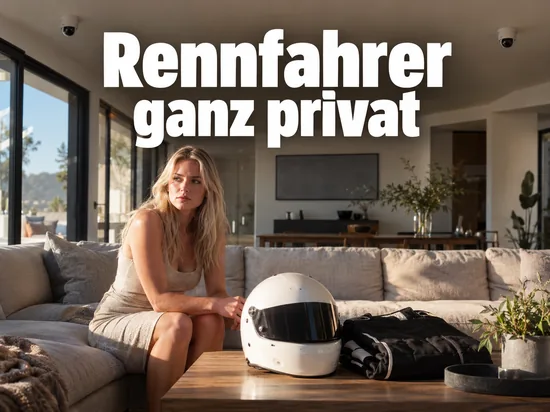 Frau auf einem Sofa neben Rennhelm und Rennoverall, an der Decke Kameras