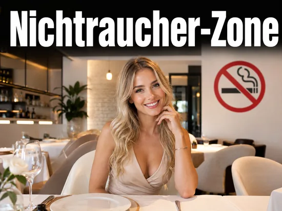Junge blonde Frau sitzt zufrieden in einem rauchfreien Restaurant mit Nichtraucher-Schild