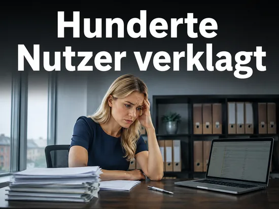 Frau am Schreibtisch mit Stapeln anwaltlicher Schreiben: Klagewelle gegen hunderte Tauschboersen-Nutzer