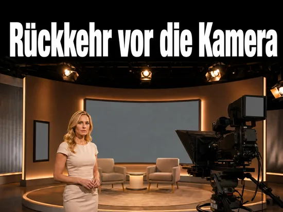 Frau steht in einem Fernsehstudio neben einer Studiokamera vor zwei leeren Sesseln