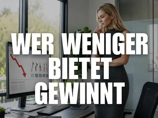 Blonde Frau vor Monitor mit Auktionsseite, fallendem Preispfeil und Werkzeugsymbolen, Schriftzug Wer weniger bietet gewinnt