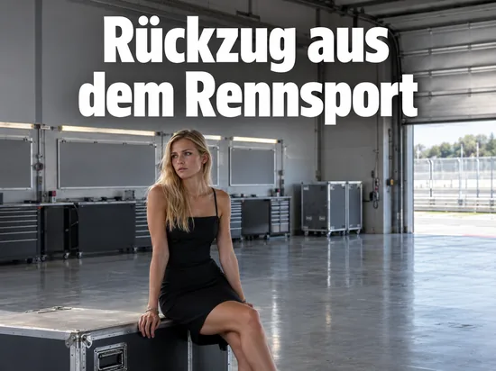 Frau im Kleid sitzt auf einer Transportkiste in einer leeren Rennsport-Werkstatt