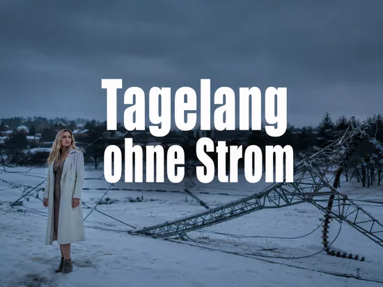 Umgeknickter Strommast im Schnee mit gerissenen Leitungen vor einem dunklen Dorf, davor eine Frau im Mantel