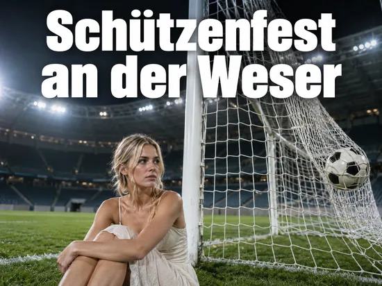 Fussballtor mit Ball im Netz in einem Stadion bei Flutlicht