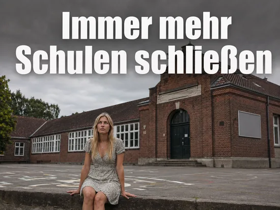 Frau auf einem leeren Schulhof vor einem geschlossenen Schulgebäude