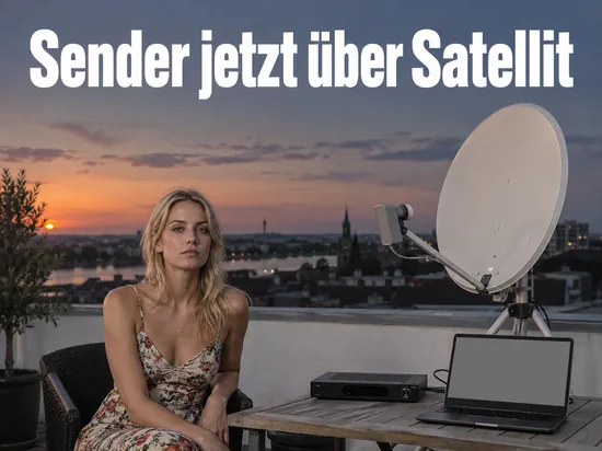Frau auf einer Dachterrasse neben Satellitenschuessel, Receiver und Laptop