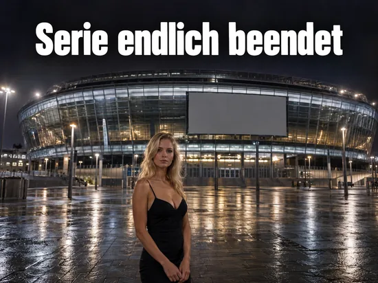 Frau im Kleid steht nachts auf dem nassen Vorplatz vor einer beleuchteten Fussballarena